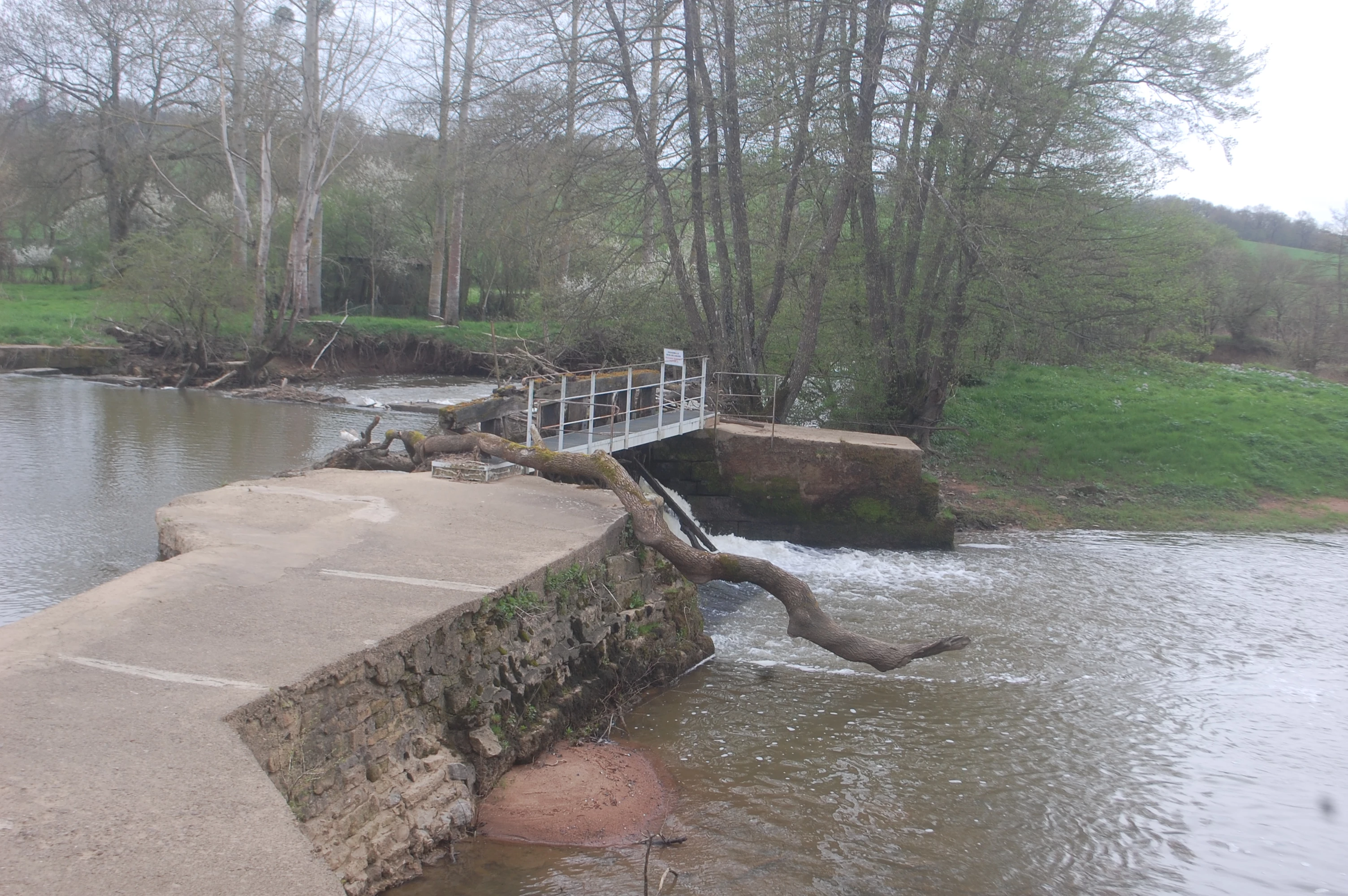 A Nochize et à Saint-Julien-de-Civry, le projet d'effacement de l'ouvrage du Moulin de Vaux provoque une forte opposition