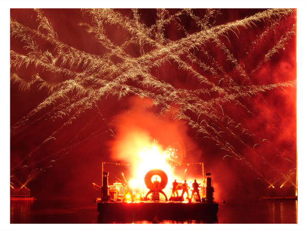 Une clôture de congrès spectaculaire, un festival de percussions et d'effets pyrotechniques.