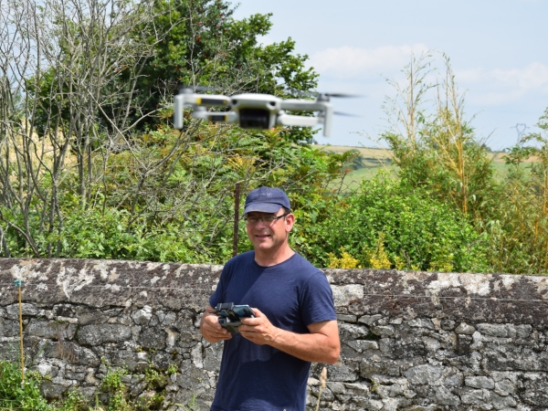 Le Gaec Comeau utilise un drone pour prendre de la hauteur