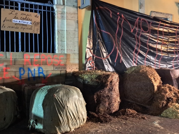 Louhans : Les agriculteurs dressent un mur de la colère face au silence de l’État