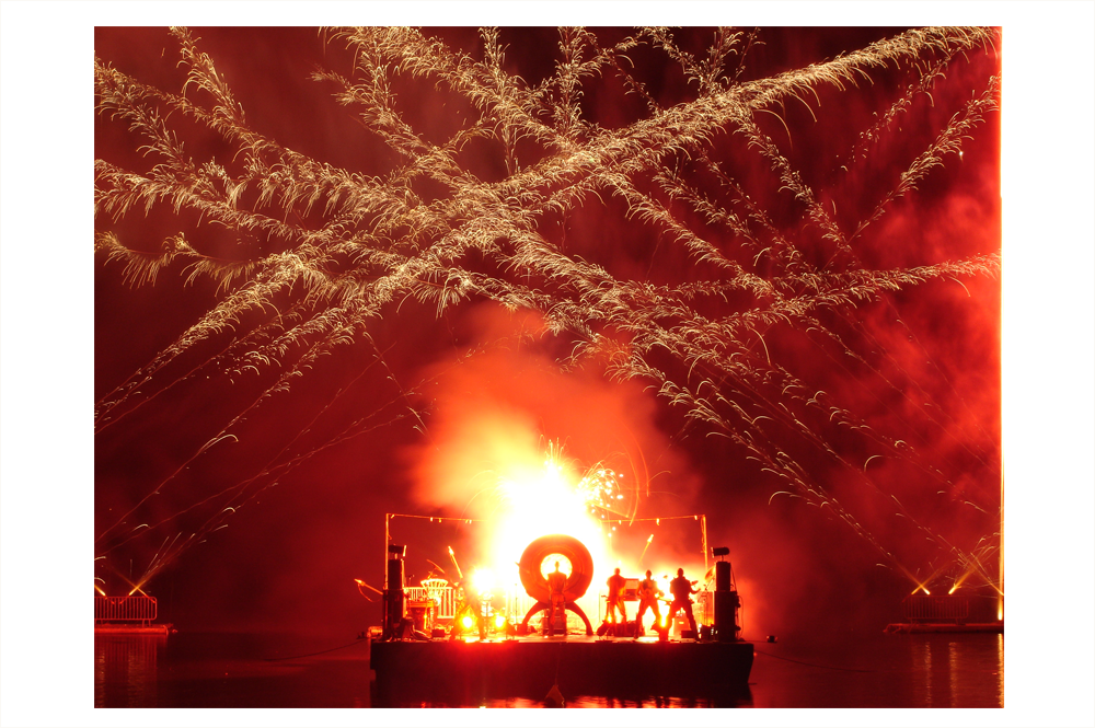 Une clôture de congrès spectaculaire, un festival de percussions et d'effets pyrotechniques.