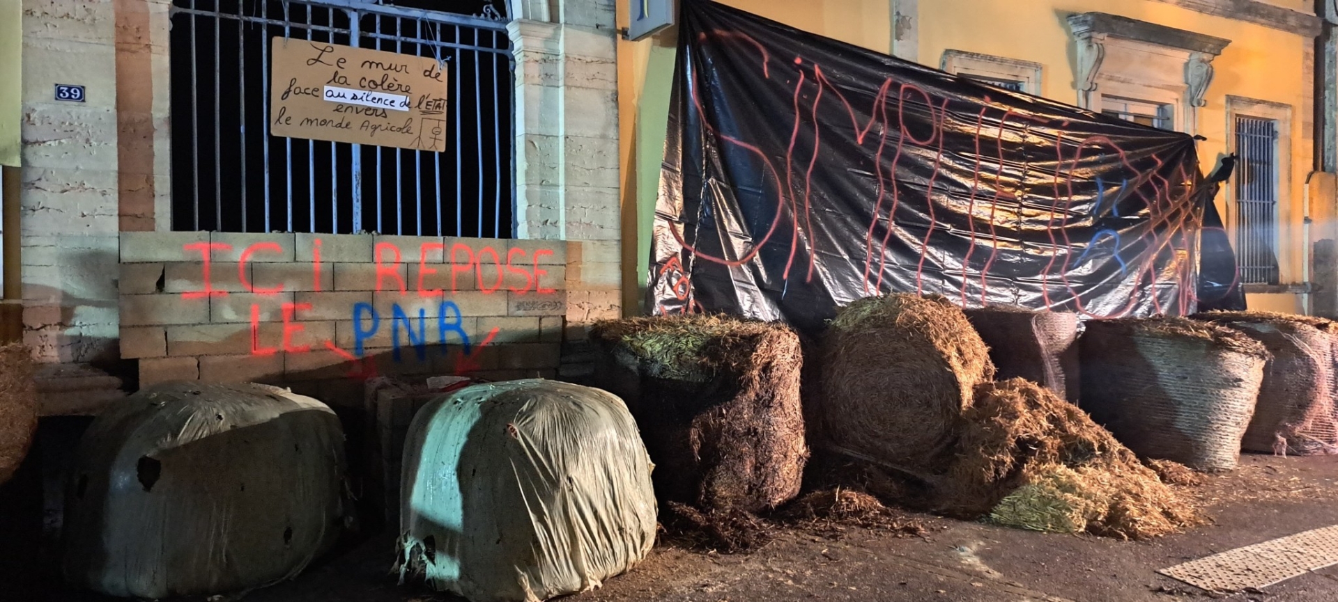 Louhans : Les agriculteurs dressent un mur de la colère face au silence de l’État